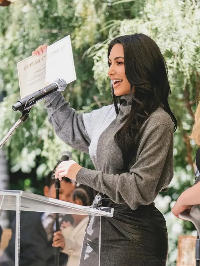 Kim Kardashian saat Lulus Program Studi Hukum di Usia 44 Tahun. [@kimkardashian]