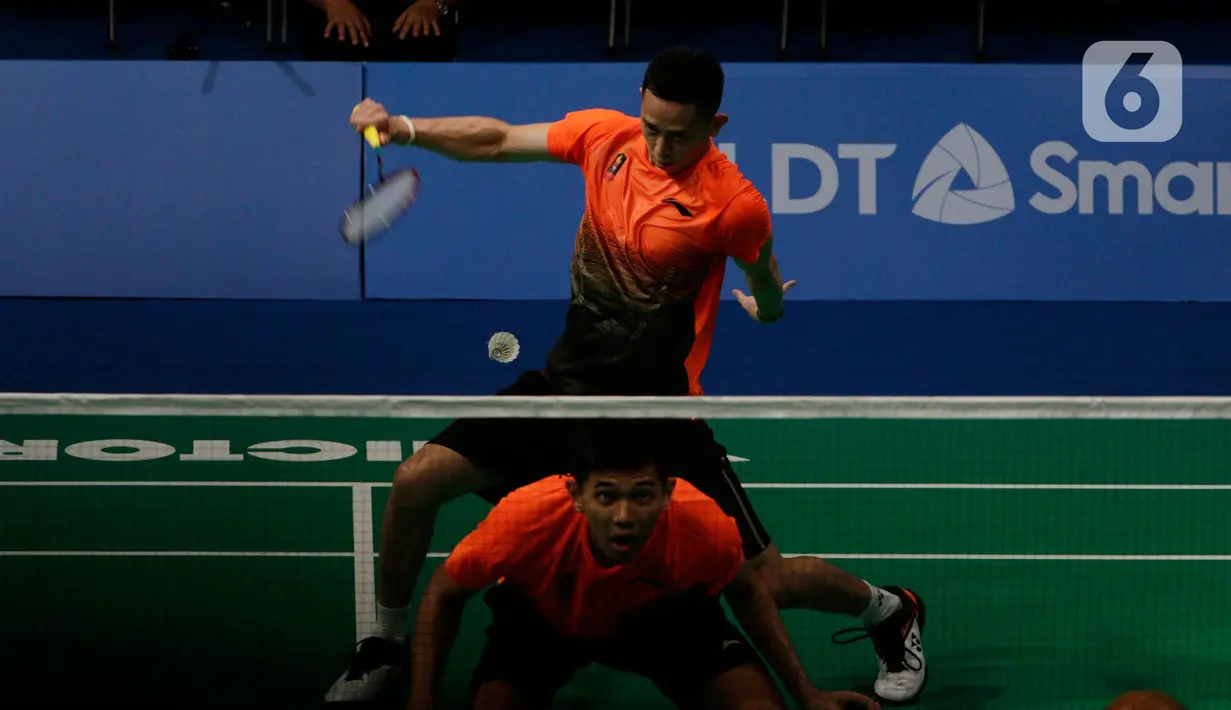 Ganda putra Indonesia, Fajar Alfian/Muhammad Rian Ardianto mengembalikan kok ke arah pasangan Malaysia, Aarron Chia/Soh Wooi Yik pada final bulutangkis beregu putra SEA Games 2019 di Multinlupa Sport Center, Rabu (4/12/2019). Fajar / Rian kalah 17-21 dan 13-21. (Bola.com/M Iqbal Ichsan)