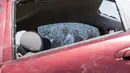 Presiden AS Barack Obama terlihat dari kaca mobil yang rusak akibat topan 27 April lalu di Vilonia, Arkansas, Rabu (7/5/14). (AFP PHOTO/Brendan SMIALOWSKI)