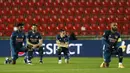 Sebelum kick-off berlangsung, Alexandre Lacazette yang ditunjuk sebagai kapten memimpin rekan-rekannya untuk berlutut di depan dengan para pemain Slavia Praha. (AP Photo/Petr David Josek)