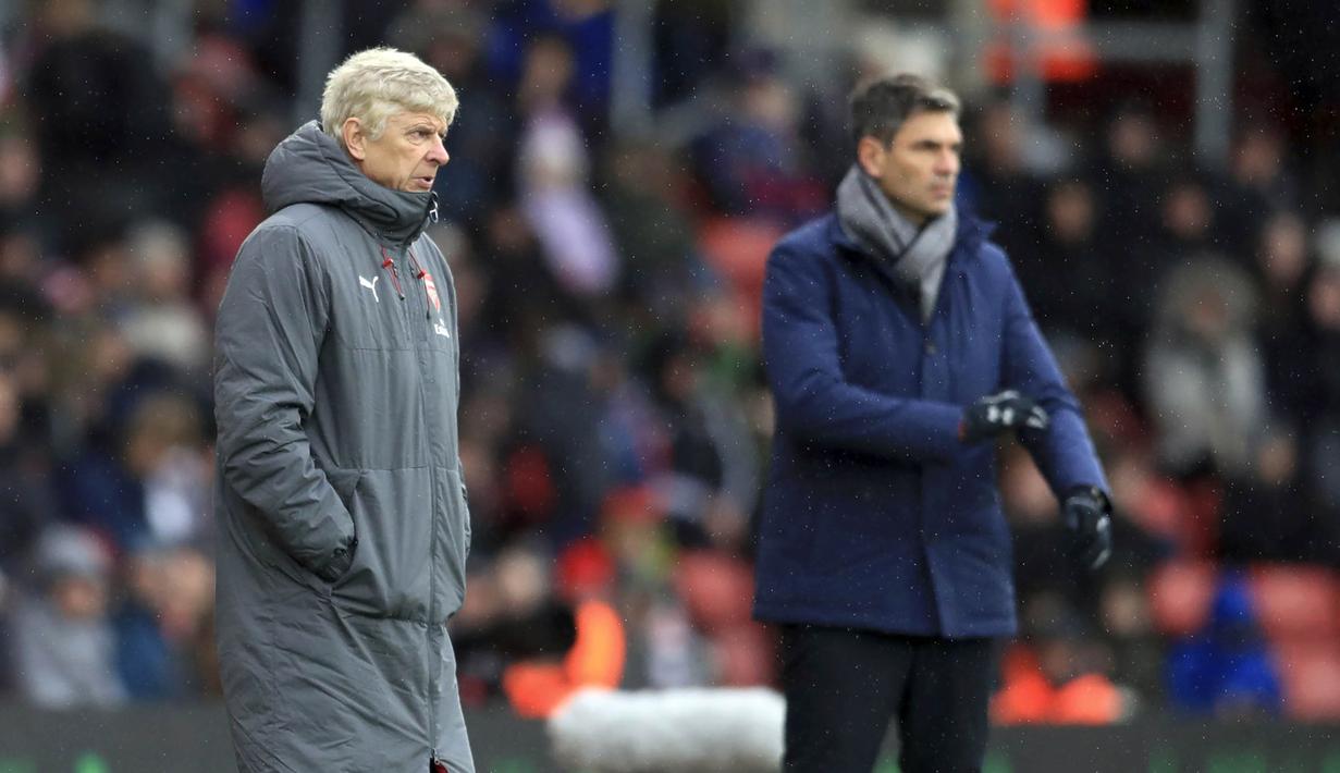 Pelatih Arsenal, Arsene Wenger dan pelatih Southampton, Mauricio Pellegrino, pada laga Premier League di Stadion St Mary's, Minggu (10/12/2017). Arsenal bermain imbang 1-1 dengan Southampton. (AP/Adam Davy)