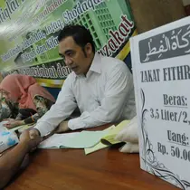 Petugas zakat melakukan ijab penerimaan zakat di Masjid Istiqlal, Jakarta, Jumat (1/7). Waktu pembayaran dibuka hingga malam takbiran dengan pembayaran zakat senilai Rp50ribu dan beras 3,5 liter. (Liputan6.com/Helmi Afandi)