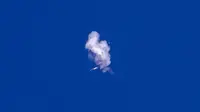 Sisa balon mata-mata China terjatuh di atas Samudra Atlantik, South Carolina, Amerika Serikat, 4 Februari 2023. Sebuah jet tempur F-22 menyerang balon tersebut dengan rudal AIM-9X. (Chad Fish via AP)