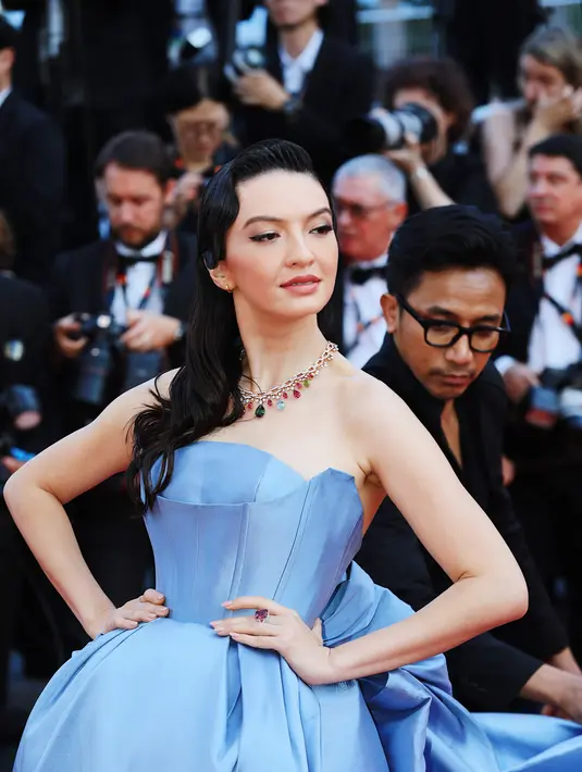 Setelah kenakan kebaya dan perhiasan lokal, kali ini Raline Shah kenakan gaun produksi lokal [@ralineshah]