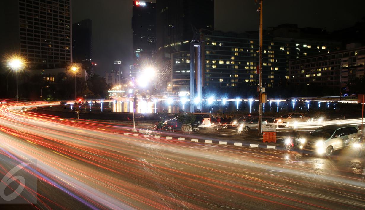 Lampu gedung dan penerangan jalan di kawasan Bundaran HI, Jakarta, terlihat padam saat gerakan Earth Hour 2016, Sabtu (19/3). Pemadaman serentak pada pukul 20.30 hingga 21.30 WIB itu sebagai peringatan Hari Bumi. (Liputan6.com/Faizal Fanani)