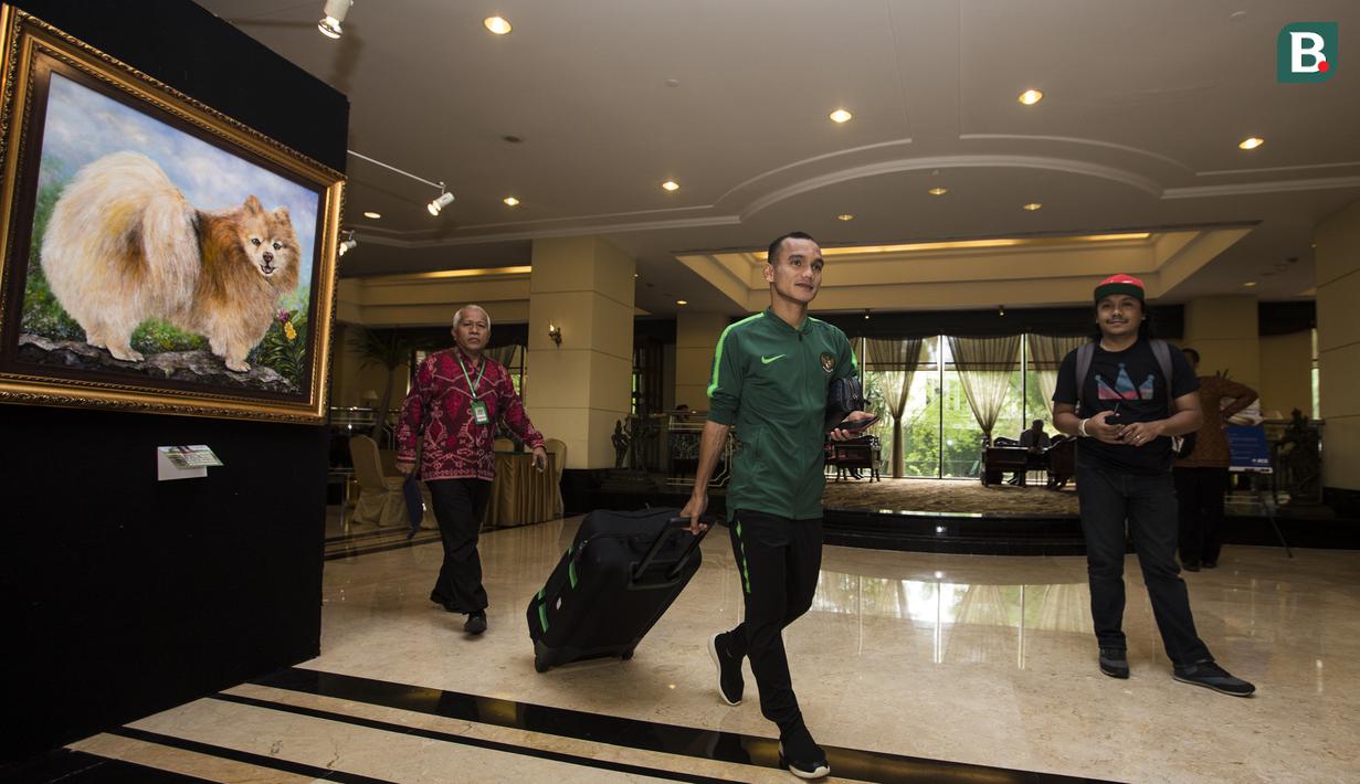 Pemain Timnas Indonesia, Riko Simanjuntak, bersiap ke Bandara Soetta dari Hotel Sultan, Jakarta, Rabu (14/11). Timnas Indonesia akan berangkat ke Thailand untuk laga Piala AFF 2018. (Bola.com/Vitalis Yogi Trisna)