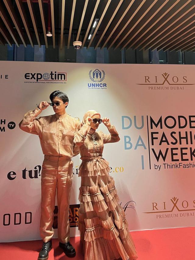 <span>Dinda Hauw Jadi Model Catwalk di Dubai Modest Fashion Week. (Sumber: Instagram/rey_mbayang)</span>
