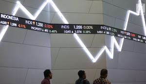 Pekerja tengah melintas di bawah papan pergerakan IHSG usai penutupan perdagangan pasar modal 2017 di BEI, Jakarta, Jumat (29/12). Perdagangan bursa saham 2017 ditutup pada level 6.355,65 poin. (Liputan6.com/Angga Yuniar)