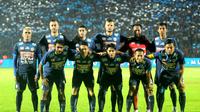 Manajemen Arema FC akan memperkenalkan jersey anyar untuk menyambut musim baru pada 31 Januari. (Bola.com/Iwan Setiawan)