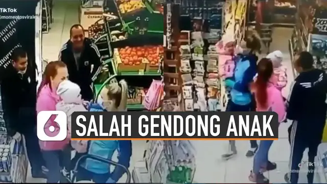 Kejadian lucu terjadi di sebuah supermarket. Ketika seorang ibu salah menggendong anaknya saat sedang belanja.