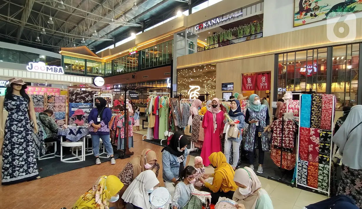 Suasana pameran batik di Mal Botani Square, Bogor, Jawa Barat, Minggu (2/10/2022). Acara ini diselenggarakan oleh Dewan Kerajinan Nasional Daerah (Dekranasda) Kota Bogor. (Liputan6.com/Magang/Aida Nuralifa)