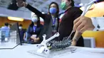 Staf mendemonstrasikan salah satu teknologi yang dipamerkan di Pameran Teknologi Tinggi Internasional Beijing China ke-23 di Beijing, 17 September 2020. Pameran teknologi tinggi resmi dibuka di Beijing pada Kamis (17/9), dengan menampilkan deretan pencapaian teknologi terbaru. (Xinhua/Ju Huanzong)