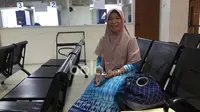 Hja. Nurain binti Haji Talib ibu dari Pemain Timnas Indonesia, Zulham Zamrun. (Bola.com/Nicklas Hanoatubun)