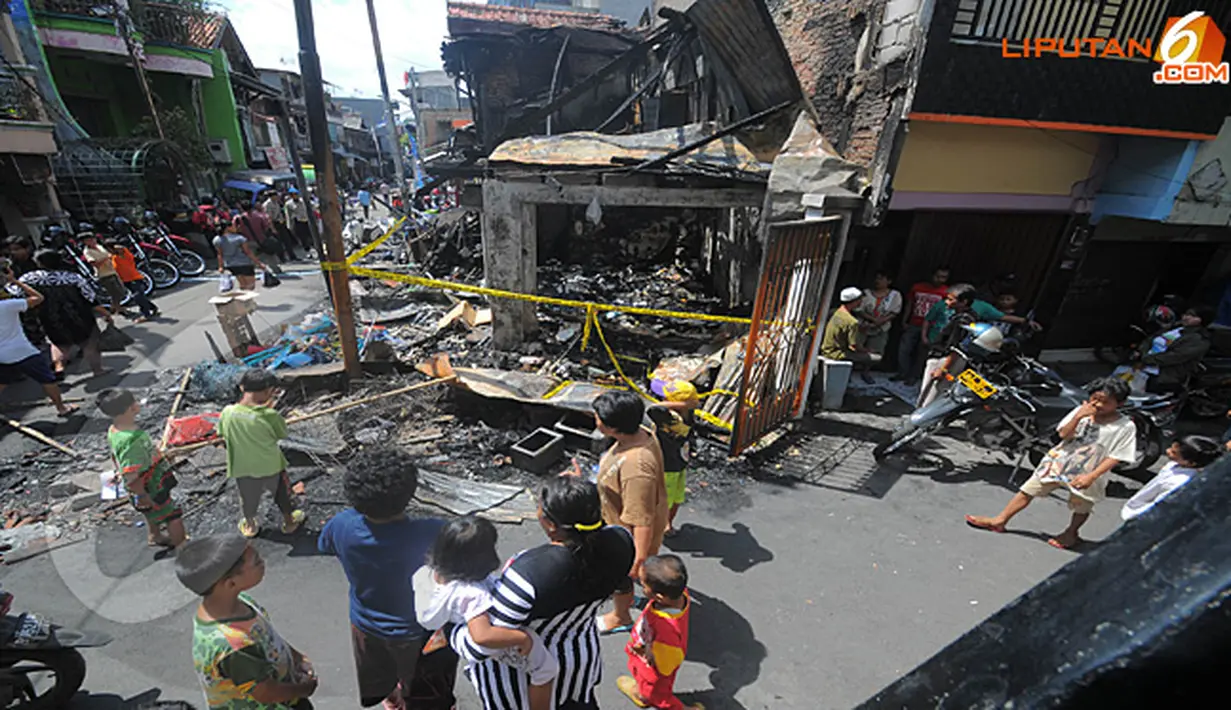 Rumah yang hangus terbakar itu kini menjadi tontonan warga sekitar (Liputan6.com/Herman Zakharia)