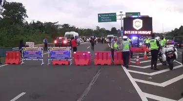 Kakorlantas Polri Irjen Refdi Andri menutup jalur menuju Puncak, Bogor, Jawa Barat, untuk mengantisipasi kemacetan saat malam tahun baru 2019.