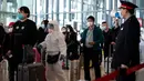 Para penumpang antre untuk menaiki kereta api menuju Beijing di stasiun kereta Wuhan, provinsi Hubei, Rabu (15/4/2020). Usai status lockdown dicabut pada 8 April lalu, orang-orang yang sebelumnya berada di Wuhan perlahan mulai meninggalkan kota, salah satu tujuannya adalah Beijing.  (NOEL CELIS/AFP)