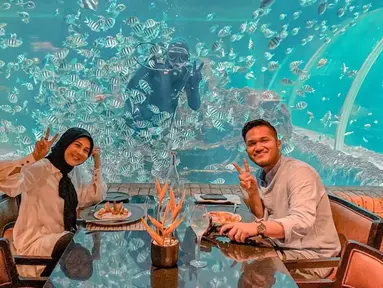 Bukan rahasia lagi kalau pasangan Kesha Ratuiu dan Adhi Permana sering mengunggah momen mesra mereka di Instagram. Seperti saat kencan berdua di restoran yang instagramable dengan pemandang ikan-ikan layaknya di laut. (Liputan6.com/IG/@kesharatuliu05)