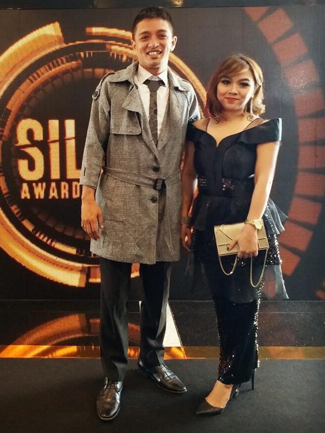 Jarang Terekspos, Ini 6 Momen Manis Eza Yayang 'Pemeran Ojak' dan Istri