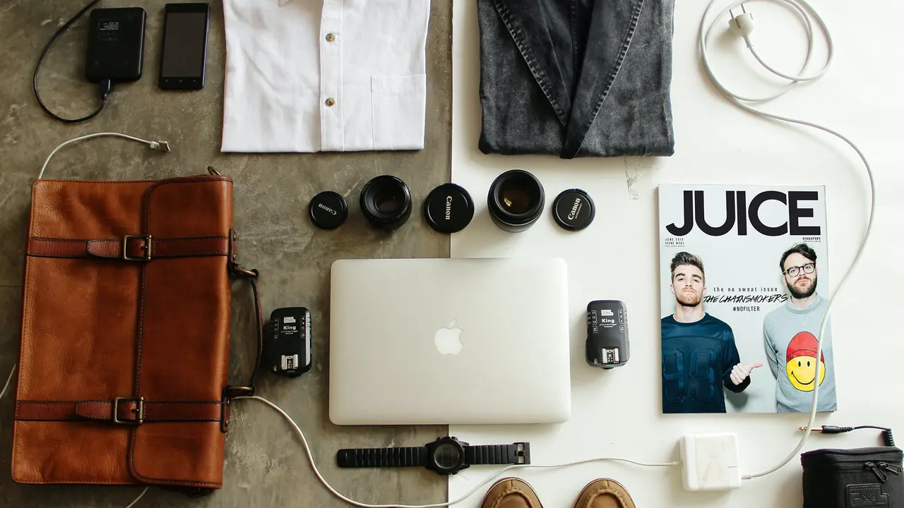 Contoh ilustrasi packing barang sebelum berpergian