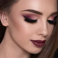 Riasan makeup super bold. (Sumber foto: YouTube)