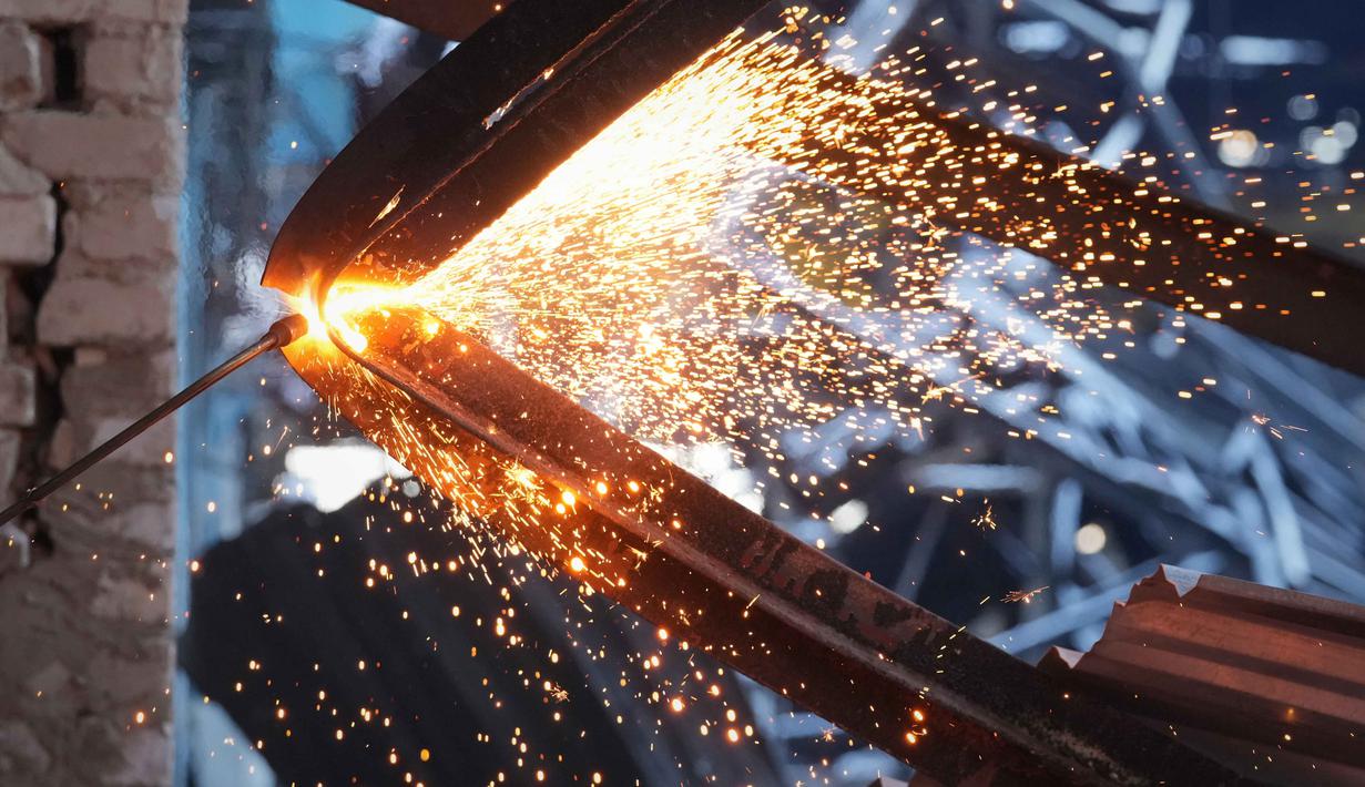 Diketahui, saat ini, Ukraina tengah menghadapi krisis energi parah akibat gelombang serangan udara besar-besaran Rusia yang menargetkan sejumlah infrastruktur vital. Tampak dalam foto, para pekerja memperbaiki pembangkit listrik perusahaan DTEK yang hancur akibat serangan rudal Rusia, di sebuah lokasi yang dirahasiakan, Ukraina, Senin 9 Februari 2026. (AP Photo/Sergei Grits)