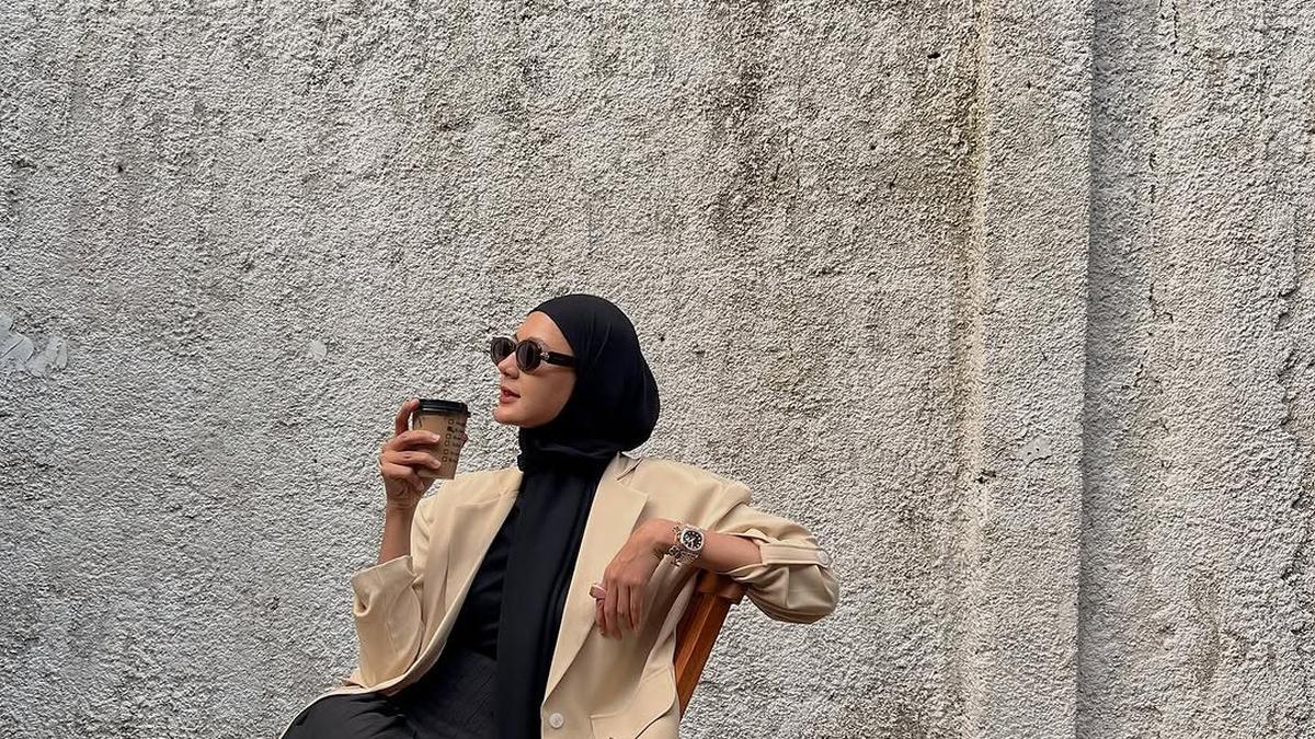 Anti Ribet! 7 Tips OOTD Ngopi Cantik Pakai Baju Lebaran Tetap Modis