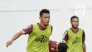 Pemain Persija, Maman Abdurrahman saat latihan resmi jelang laga melawan Arema pada lanjutan Liga 1 Indonesia 2018 di Lapangan B Kompleks GBK, Jakarta, Jumat (30/3). (Liputan6.com/Helmi Fithriansyah)
