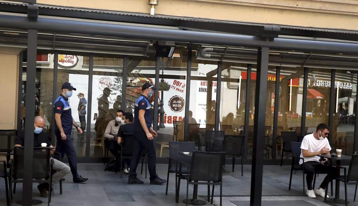 Aparatur kota memeriksa kafetaria di Istanbul, Turki (19/8/2020). Peningkatan substansial jumlah kasus baru harian COVID-19 di Turki, mendorong pihak berwenang mempertimbangkan penerapan langkah pencegahan dan pembatasan baru guna mengendalikan penyebaran pandemi lebih lanjut. (Xinhua/Osman Orsal)