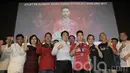 Juara All England 2017, Kevin Sanjaya, foto bersama pelatih dan pengurus Djarum Foundation. Apresiasi ini sebagai lecutan semangat kepada Kevin Sanjaya agar mampu meraih prestasi yang lebih besar lagi di masa mendatang. (Bola.com/M Iqbal Ichsan)