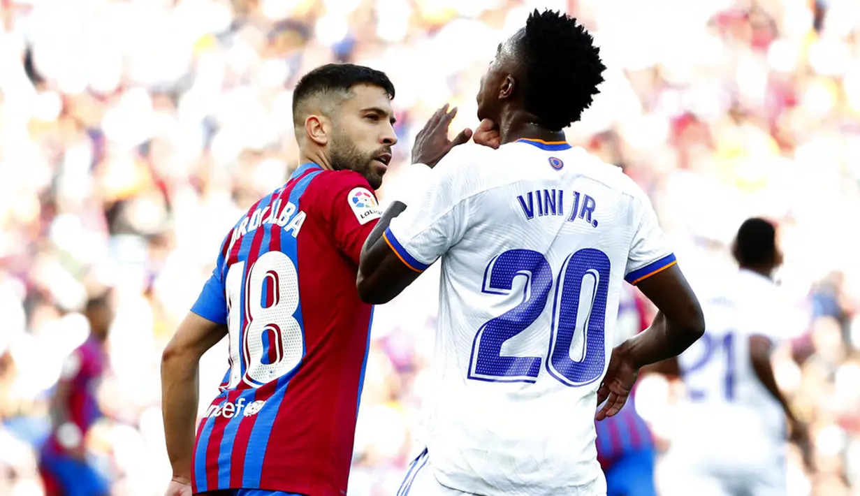 Pemain Barcelona Jordi Alba (kiri) menantang pemain Real Madrid Vinicius Junior pada pertandingan La Liga Spanyol di Stadion Camp Nou, Barcelona, Spanyol, Minggu (24/10/2021). Real Madrid menang 2-1. (AP Photo/Joan Monfort)