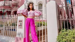 Mix and match outfit ala Tiffany Soetanto yang satu ini tergolong gampang untuk disontek. Wanita asal Surabaya ini memadukan celana pink fanta dengan crop top berlengan puff sleeve. Warna outfitnya itu juga begitu matching dengan latar belakang foto berupa rumah yang catnya dominan pink putih. (Liputan6.com/IG/@tiffanysoetanto)