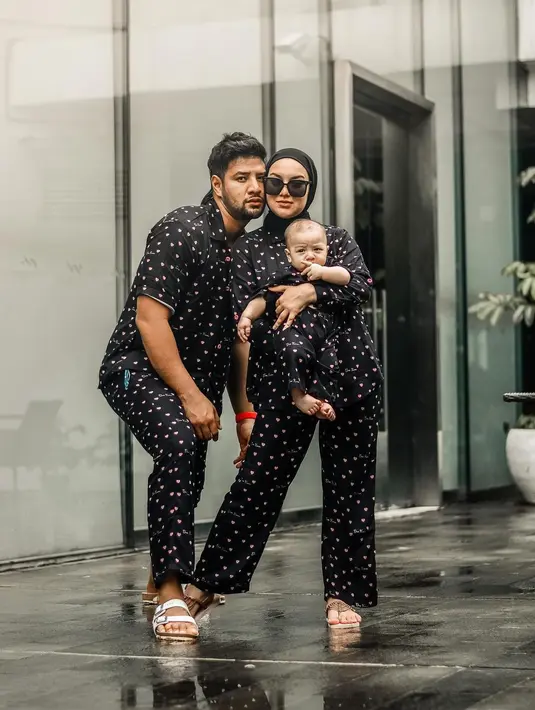 Kalau di tahun-tahun sebelumnya Irish Bella hanya menjalani puasa hanya berdua dengan Ammar Zoni. Di tahun ini ada Air Rumi yang menemaninya. Tentu menjadi kenikmatan baru yang didapatkannya. (Instagram/ammarzoni)