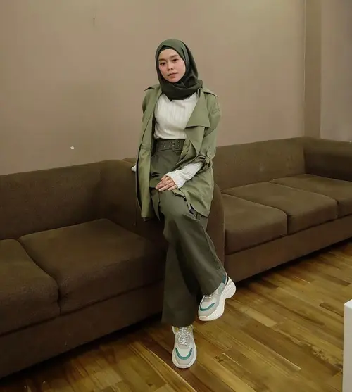 11 Ide Padu Padan Busana Warna Army ala Artis Lesti Kejora hingga Yuki Kato Photo Fimela