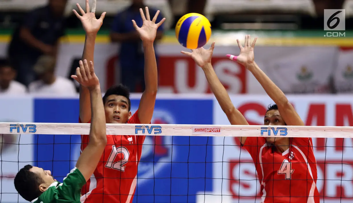 Dua pevoli putra Indonesia, Rivan Nurmulki (tengah) dan Mahfud N menahan smes pemain Arab Saudi di Kejuaraan Voli Asia 2017 ke-16 di GOR Tri Dharma, Gresik, Senin (24/7). Indonesia unggul 25-23, 25-21, 22-25, 26-24. (Liputan6.com/Helmi Fithriansyah)