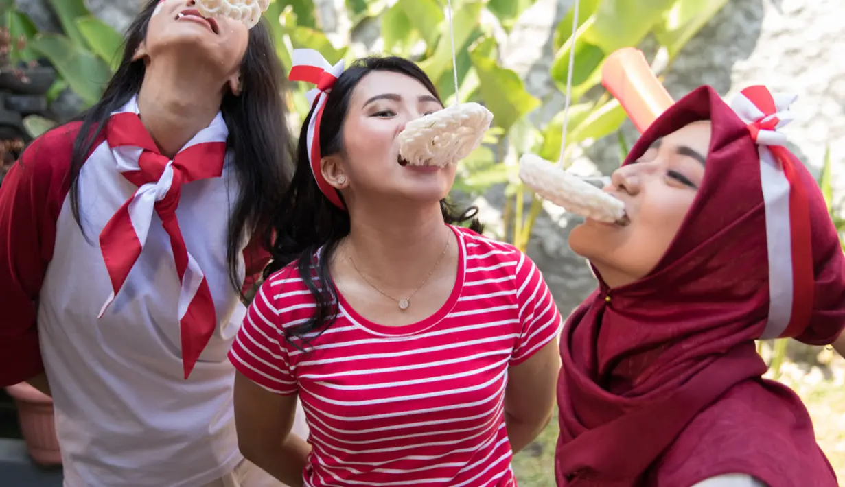 3. Makan kerupuk: Taurus 
Lomba makan kerupuk ini cocok sekali dengan karakter Taurus yang gigih. Bukan hanya suka makan, tapi Taurus juga suka aturan lomba yang sederhana tapi menyenangkan. (Odua Images/Shutterstock)