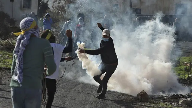 FOTO: Pengunjuk Rasa Palestina Bentrok dengan Pasukan Keamanan Israel