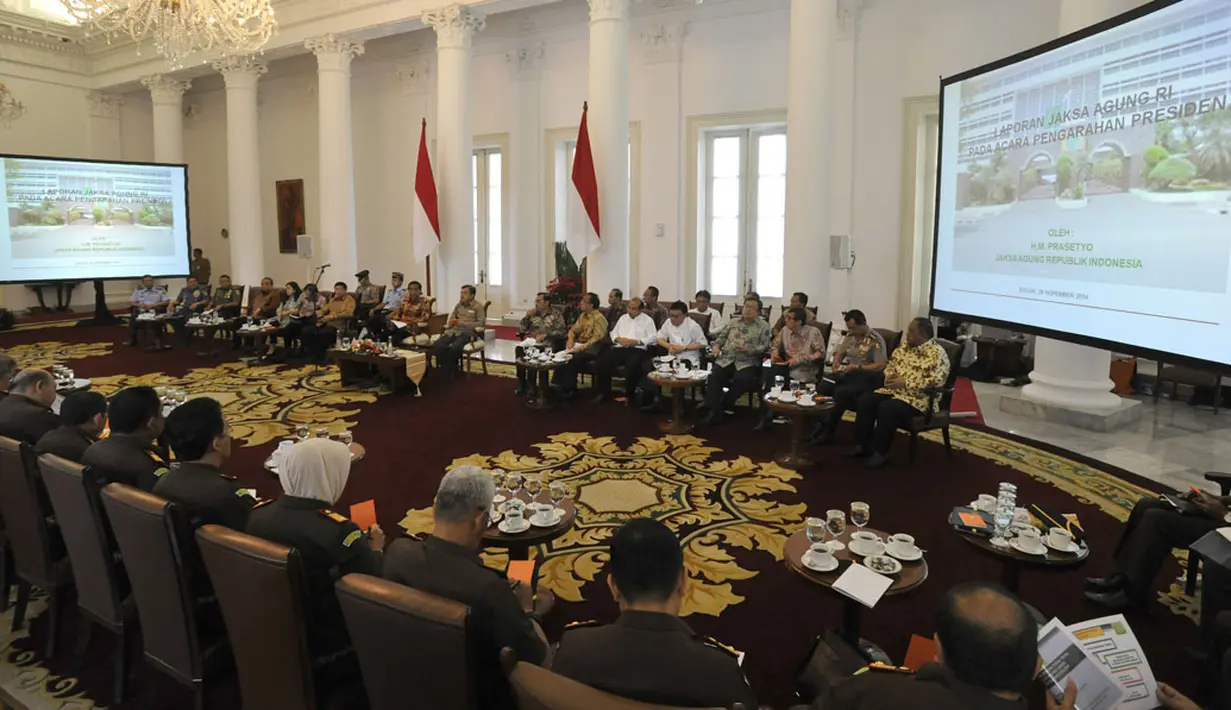 Presiden Joko Widodo dan Wapres Jusuf Kalla bertemu dengan Kepala Kejaksaan Tinggi seluruh Indonesia di Istana Bogor, Jabar, Jumat (28/11). (ANTARA FOTO/Andika Wahyu)