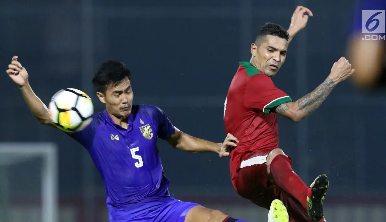 Pemain depan Timnas Indonesia U-23, Alberto Goncalves (kanan) berebut bola dengan pemain Thailand U-23, Shinnaphat Leeaoh pada laga persahabatan di Stadion PTIK, Jakarta, Kamis (31/5). Indonesia U-23 kalah 1-2. (Liputan6.com/Helmi Fithriansyah)