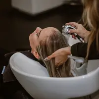Kandungan sulfat dalam sampo dapat membuat rambut kering. (Foto: Unsplash/Lindsay Cash)