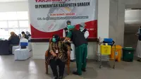 Bupati Sragen Kusdinar Untung Yuni Sukowati Disuntuk Vaksin Covid-19. (Twitter Gubernur Jawa Tengah Ganjar Pranowo/ @ganjarpranowo)