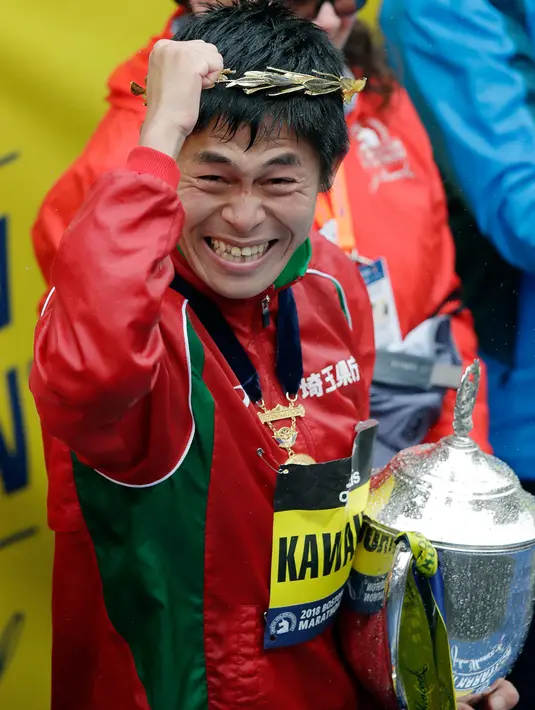 Pelari Jepang, Yuki Kawauchi berselebrasi setelah menjadi juara Boston Marathon ke-122 di Boston, Senin (16/4). Yuki Kawauchi mengakhiri lomba dalam tempo 2 jam, 15 menit, dan 58 detik. (AP/Charles Krupa)