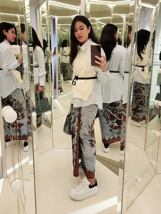 Jangan ragukan kepandaian Dian Sastrowardoyo saat padu padankan pakaian yang ia kenakan. Ia selalu tampil menawan dengan outfit kece yang ia pakai. Tak heran, banyak yang terpukau dengan gaya penampilan peraih juara pertama GADIS Sampul 1996. (Liputan6.com/IG/@therealdisastr)