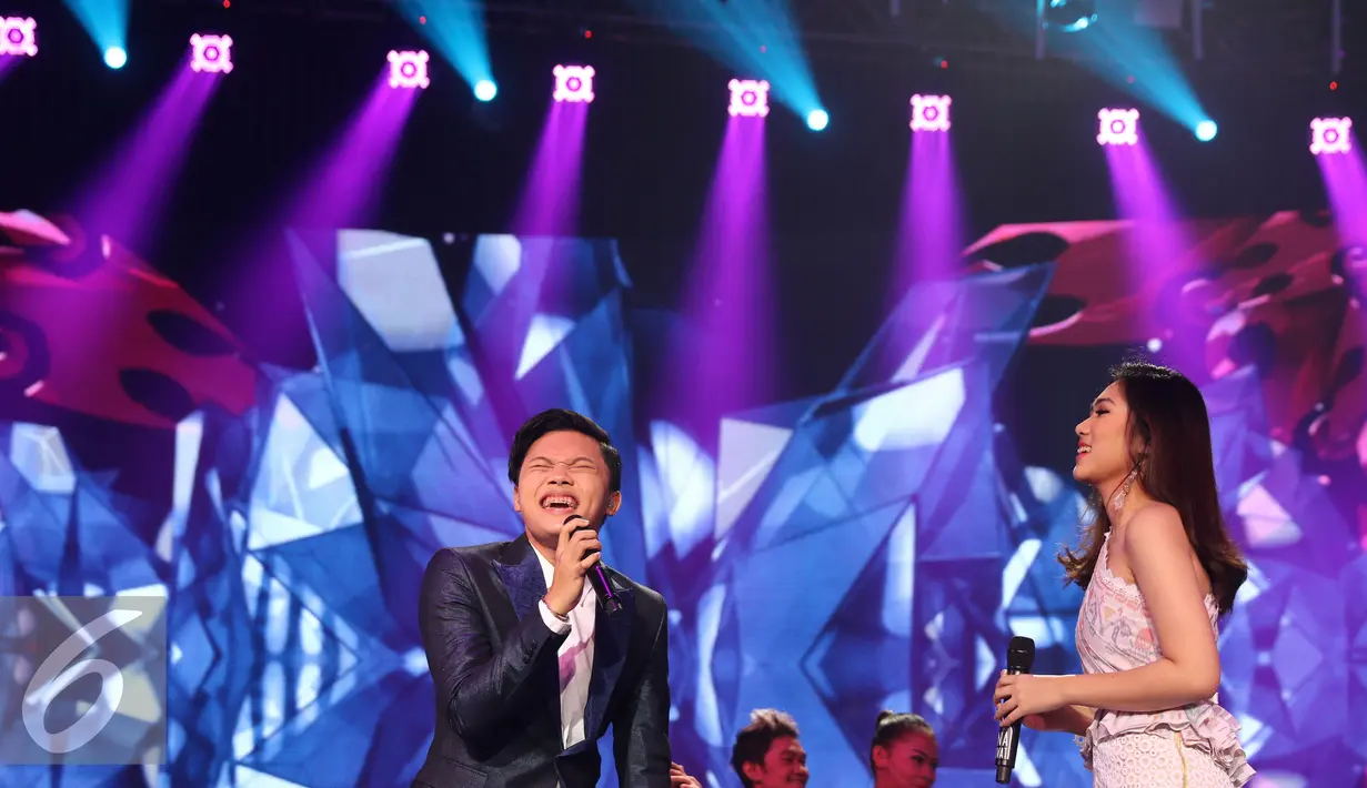 Ekspresi Rizky Febian saat berduet bersama Isyana Sarasvati dalam Konser Raya 22 Tahun Indosiar di Jakarta, Rabu (11/1). (Liputan6.com/Herman Zakharia)