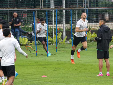 Pesepak bola Timnas Indonesia berlatih menjelang laga leg pertama kontra Vietnam pada semifinal Piala AFF 2022, di Lapangan A Kompleks Gelora Bung Karno, Jakarta, Rabu (4/1/2023). Skuad Garuda – julukan Timnas Indonesia –akan menjamu Vietnam pada semifinal Leg 1 Piala AFF 2022, Jumat 6 Januari 2023 mendatang. (Liputan6.com/Faizal Fanani)