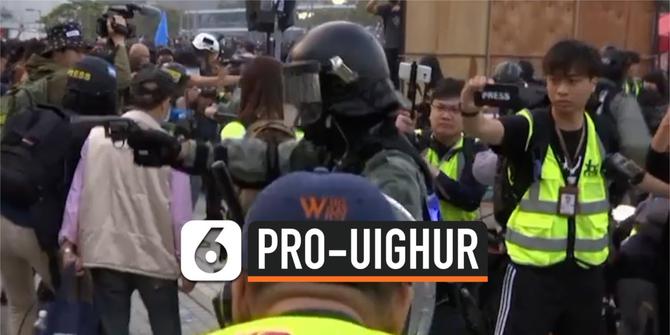 VIDEO: Demo Hong Kong Dukung Uighur, Polisi Todongkan Pistol