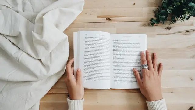 Ilustrasi membaca cerita fiksi. Credit: pexels.com/Enzo