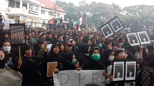 Ribuan Massa Tumplek di Tugu Malang Menolak RUU KUHP Sampai UU KPK