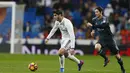 Pemain Real Madrid, Alvaro Morata (kiri) menggiring bola melewati pemain Real Sociedad, Esteban Granero pada laga La Lga Spanyol di Santiago Bernabeu stadium, Madrid (29/1/2017). Madrid menang 3-0. (AP/Francisco Seco)