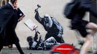 Mural Banksy yang menggambarkan hakim memukuli demonstran di&nbsp;Royal Courts of Justice di London, Inggris, dihapus. (dok. Instagram @banksy/https://www.instagram.com/p/DOVoHlVDMIU/)