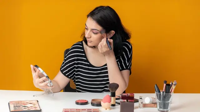 Terlalu Banyak Blush? Kenali Blush Blindness dan Cara Mengatasinya! (Foto dok : Freepik/stockking)